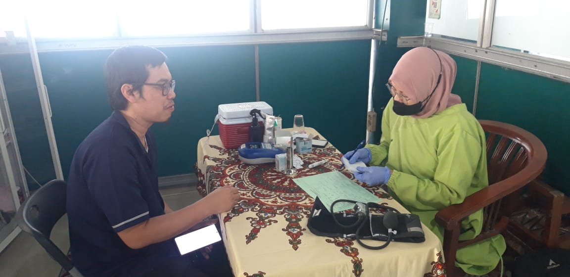 Relawan Bpk Caryadi ST  Sedang dicek oleh dokter atau screening  pre pengambilan darah